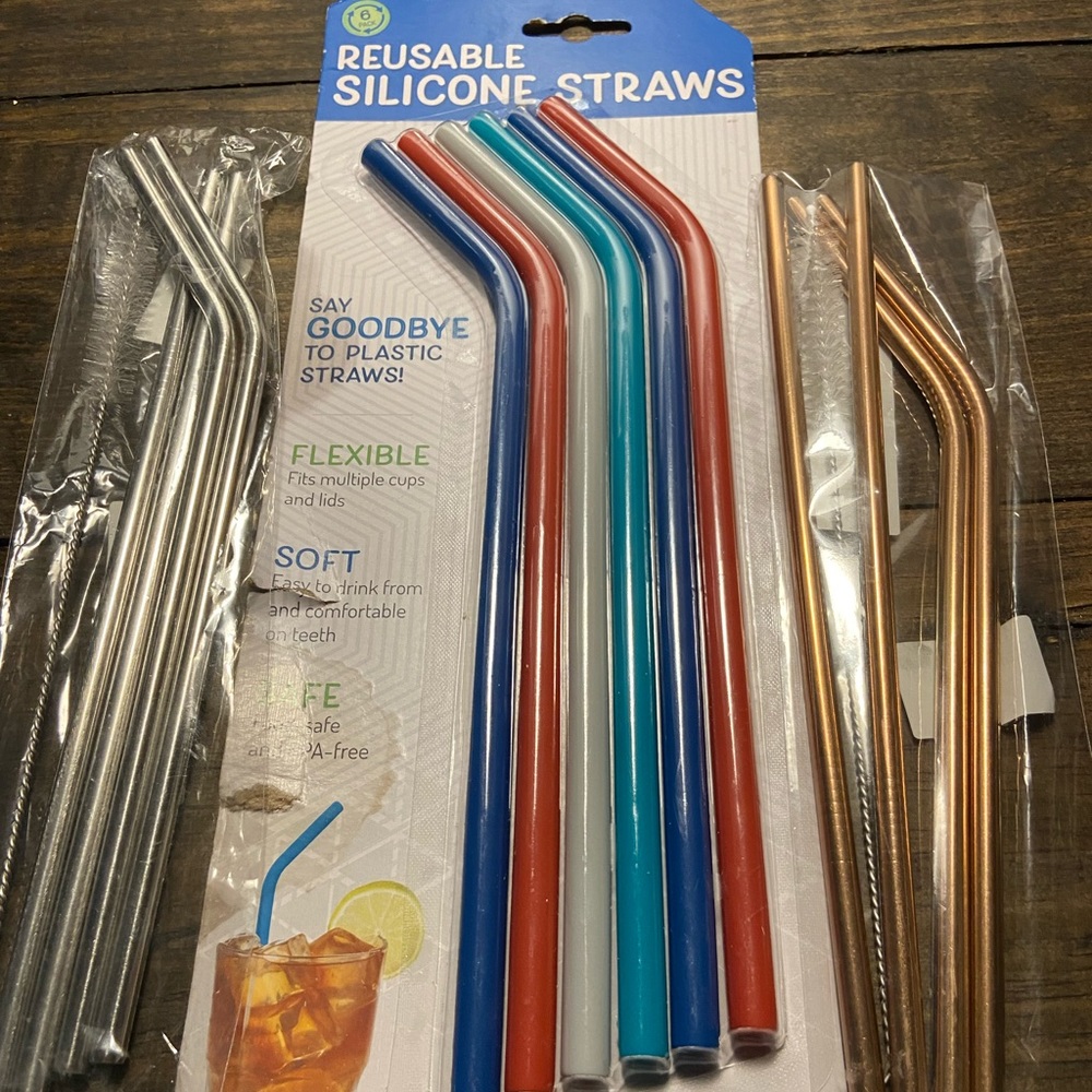 14 reusable silicone & stainless steel straws & 2 cleaning brushes.